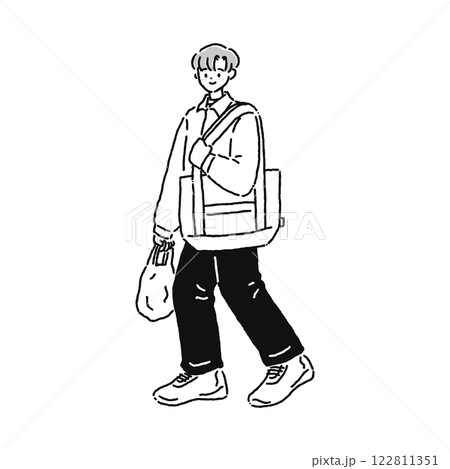 買い物帰りの男性 122811351