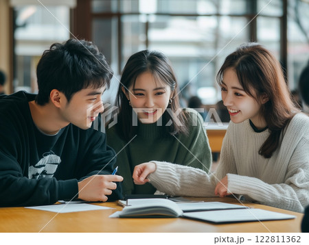 仲間と学習する学生 122811362