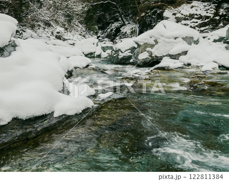 積雪した冬の山間部の川　2月上旬の徳島県の祖谷のかずら橋 122811384