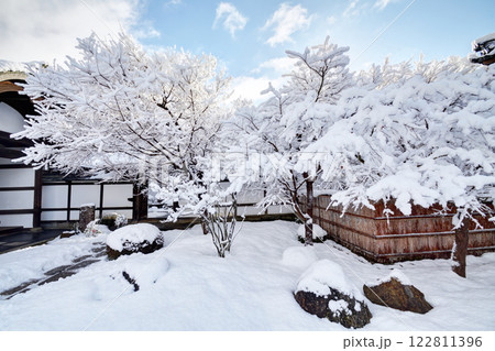 雪の日の圓光寺にて 122811396