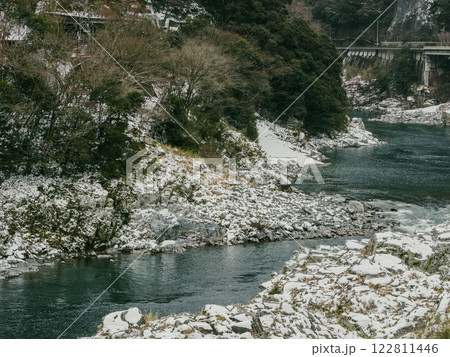 積雪した冬の山間部の川　2月上旬の徳島県の大歩危 122811446