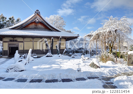 雪の日の圓光寺にて 122811454