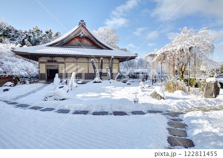 雪の日の圓光寺にて 122811455