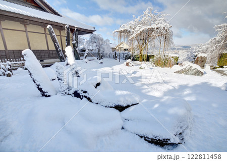 雪の日の圓光寺にて 122811458