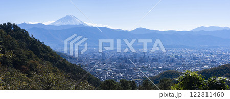 みはらし広場から眺める富士山と甲府市内のパノラマ風景 122811460