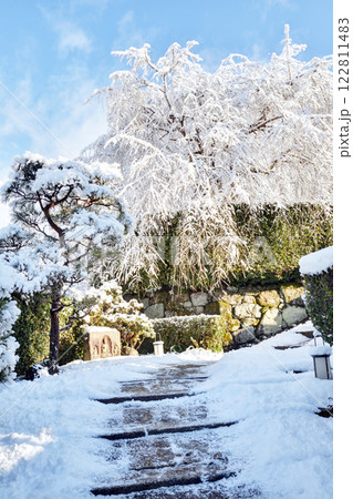 雪の日の圓光寺にて 122811483
