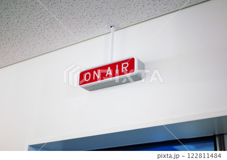放送局にあるON AIRのサインランプ 122811484