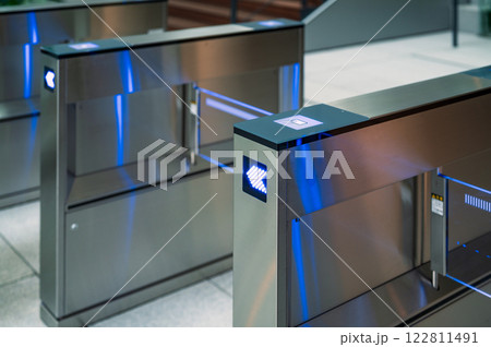 施設の入口にあるセキュリティゲート 122811491