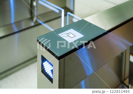 施設の入口にあるセキュリティゲート 122811493