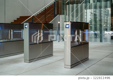 施設の通用口にあるセキュリティゲート 122811496