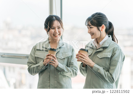 工場・中小企業で休憩・会話するエンジニア・作業員の女性従業員 122811502