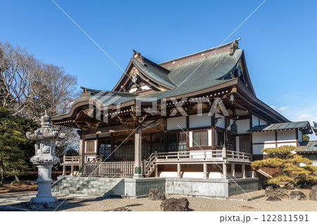 青空を背にした茨城県茨城町にある福蔵山明了寺一心院本堂 122811591