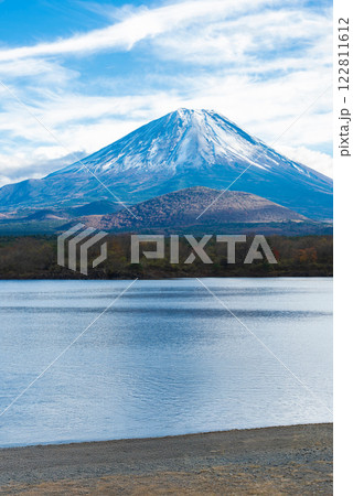 【縦写真】富士山と精進湖の風景 122811612