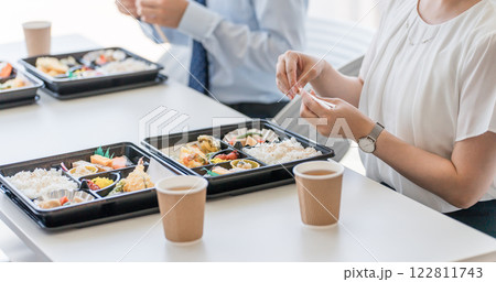 会議で出される仕出し弁当・福利厚生・ケータリング・デリバリー・社員食堂・社内カフェ・食事委託 122811743