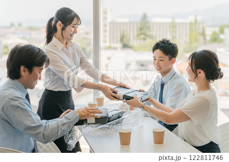 会議で出される仕出し弁当・福利厚生・ケータリング・デリバリー・社員食堂・社内カフェ・食事委託 会議で出される仕出し弁当・福利厚生・ケータリング・デリバリー・社員食堂・社内カフェ・食事委託 122811746