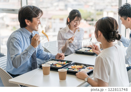 社員食堂でランチ・仕出し弁当・デリバリー・ケータリングの弁当を食べる男女（福利厚生） 122811748