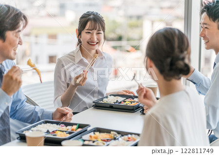 社員食堂でランチ・仕出し弁当・デリバリー・ケータリングの弁当を食べる男女（福利厚生） 122811749