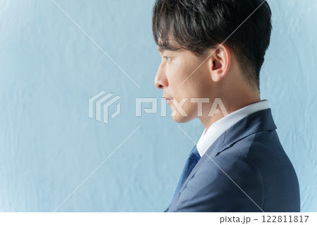 ビジネスマンの横顔(ブルーバック) ビジネスマンの横顔(ブルーバック) 122811817