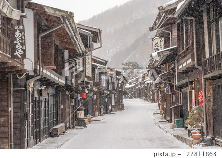 雪降る奈良井宿 122811863