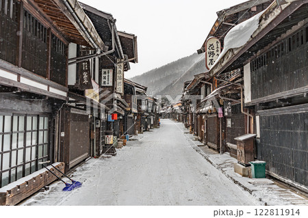 雪降る奈良井宿 122811914