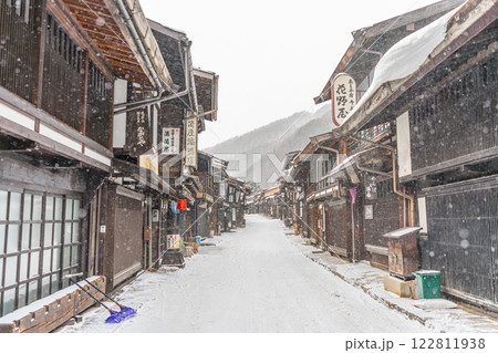 雪降る奈良井宿 122811938