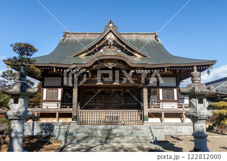 青空を背にした茨城県茨城町にある福蔵山明了寺一心院本堂 122812000