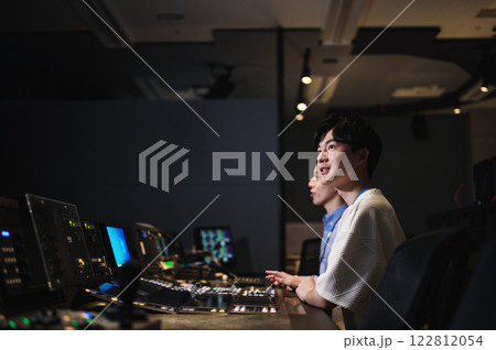 放送局の副調整室で働くディレクター 放送局の副調整室で働くディレクター 122812054