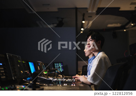 放送局の副調整室で働くディレクター 放送局の副調整室で働くディレクター 122812056