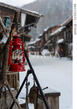 長野　雪化粧の奈良井宿　冬の宿場町 122812186