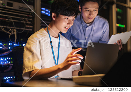 働くサーバーエンジニアの男性 122812209