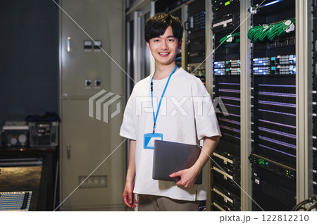 サーバーエンジニアの若い男性 サーバーエンジニアの若い男性 122812210