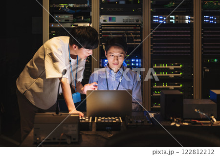 話し合うサーバーエンジニア 122812212