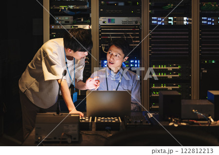 チームで働くサーバーエンジニア 122812213