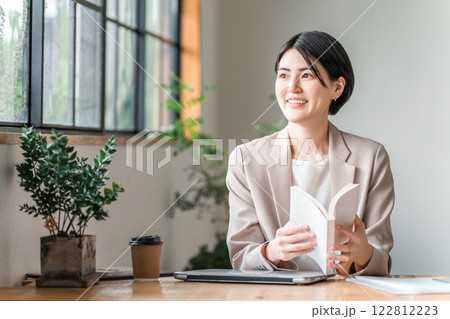 カフェで読書する若いアジア人女性(自己啓発) カフェで読書する若いアジア人女性(自己啓発) 122812223