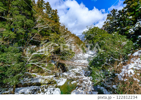 積雪した冬の山間部の川　2月上旬の徳島県の祖谷のかずら橋 122812234