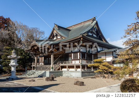 青空を背にした茨城県茨城町にある福蔵山明了寺一心院本堂 青空を背にした茨城県茨城町にある福蔵山明了寺一心院本堂 122812257