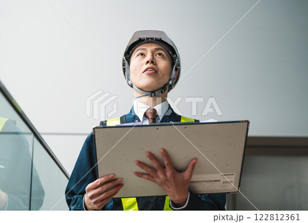 働く施工管理の男性 122812361