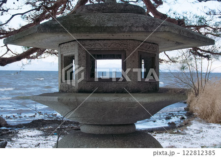 湖岸にある灯篭越しの琵琶湖の冬風景 122812385