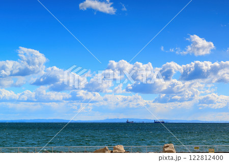 若洲海浜公園より雲の綺麗な空と袖ヶ浦方面を望む風景 122812400