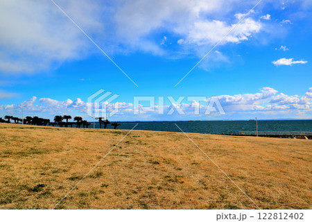 若洲海浜公園より雲の綺麗な空と袖ヶ浦方面を望む風景 122812402