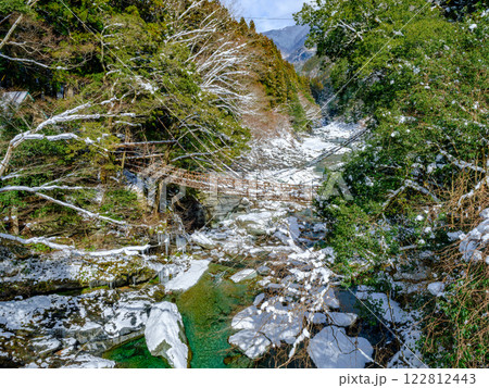 積雪した冬の山間部の川　2月上旬の徳島県の祖谷のかずら橋 122812443