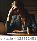 落ち込む女性 122812451