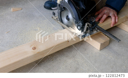 木材のカット 122812473