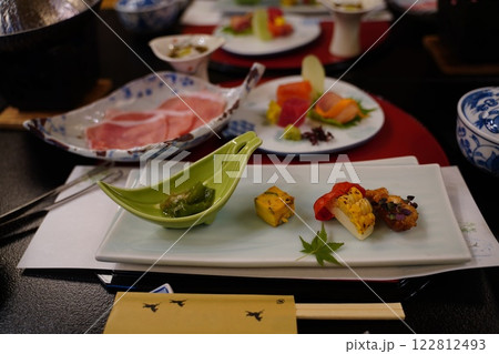 旅館の夕食 122812493