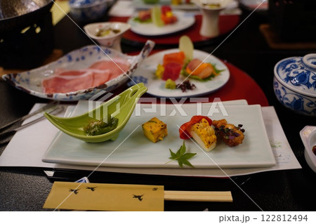 旅館の夕食 122812494