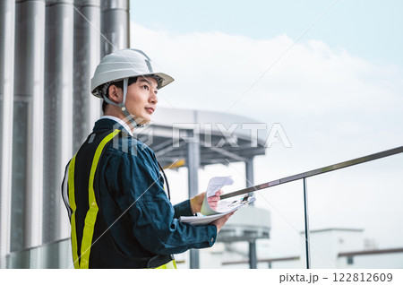 働く施工管理の若い男性 122812609