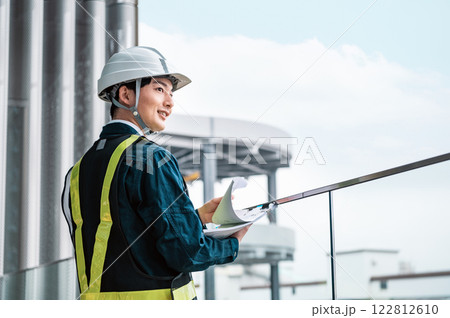 働く施工管理の若い男性 働く施工管理の若い男性 122812610