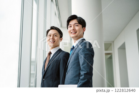 爽やかなビジネスマン2人のポートレート 122812640