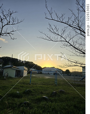 冬の夕方に見た小学校の校庭 冬の夕方に見た小学校の校庭 122813081