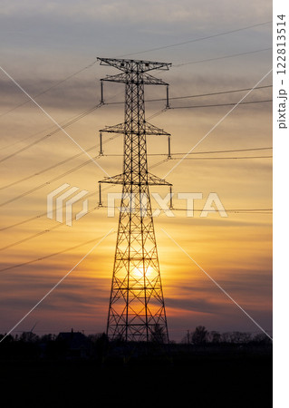 夕日と送電鉄塔 122813514